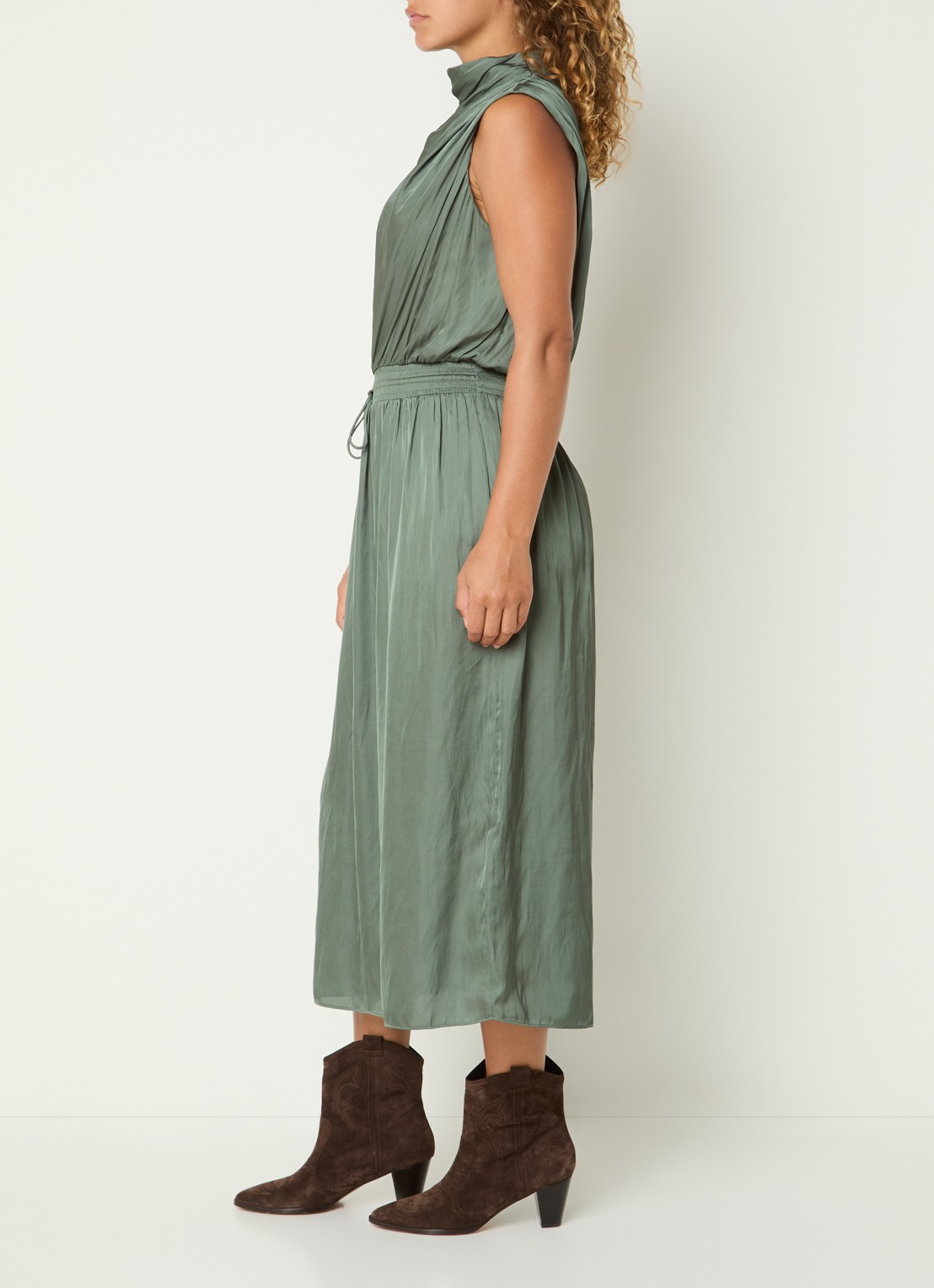 ba&sh Celea midi jurk met strikceintuur en plooidetail - voorkant 4 donkergroen
