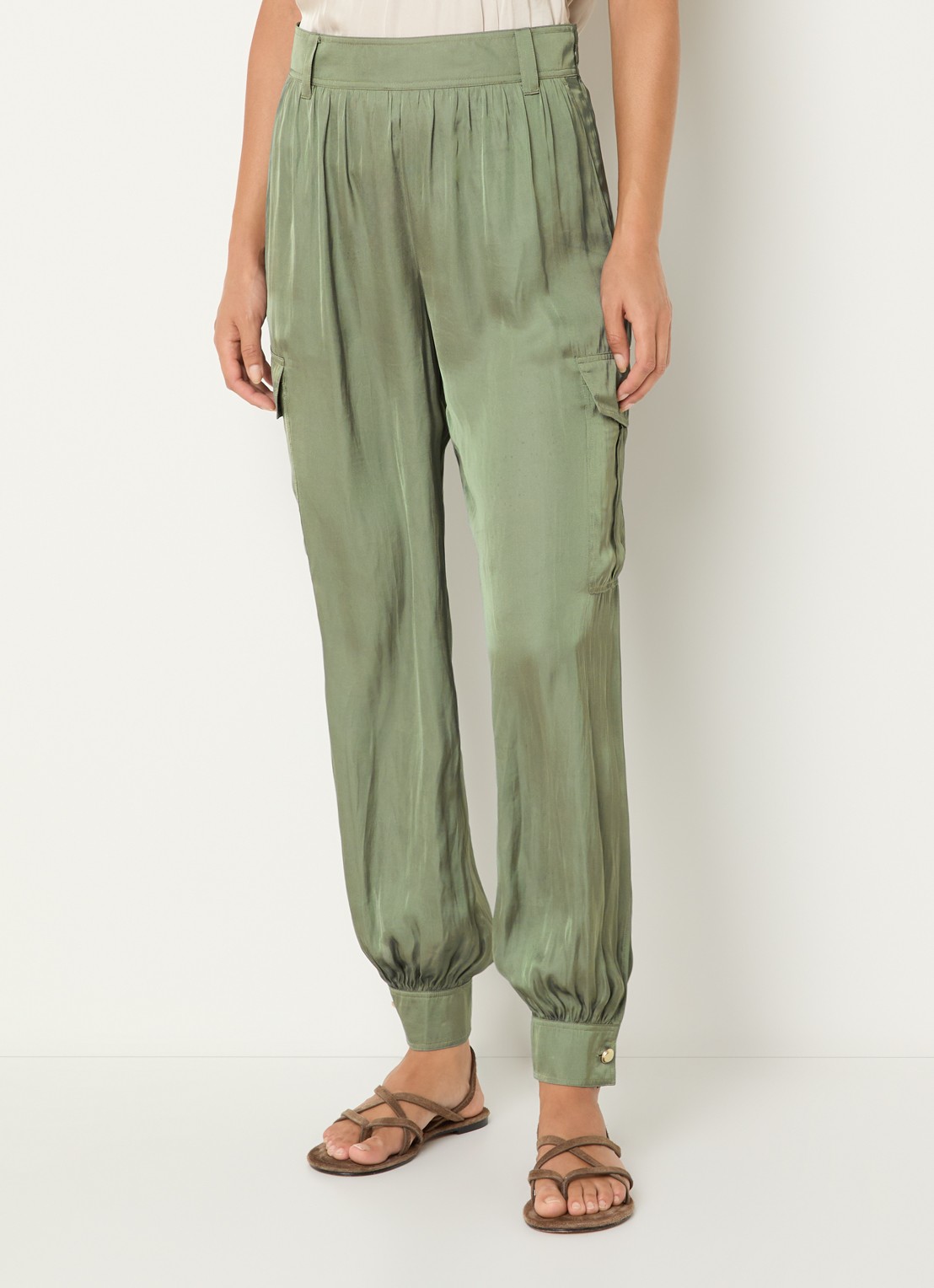 ba&sh Celia high waist loose fit cargobroek met glanzende finish  - detail groen