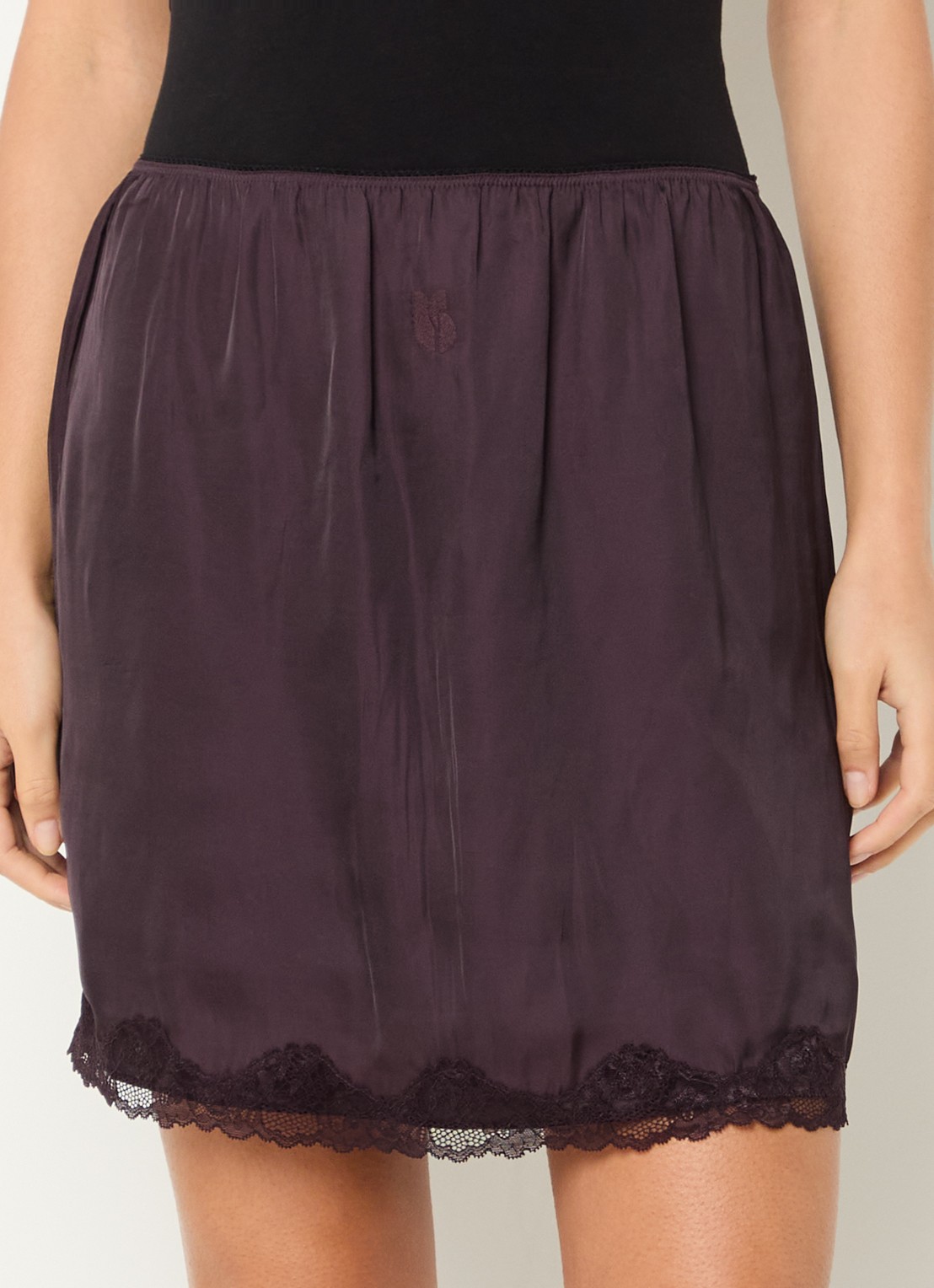 ba&sh Cesaria mini rok van satijn met details van kant - detail aubergine