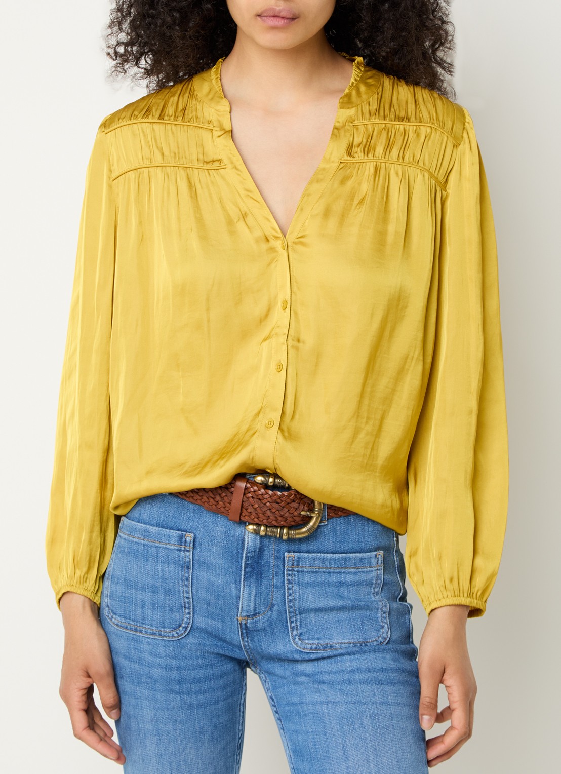 ba&sh Cessia blouse van satijn met ruches - detail okergeel