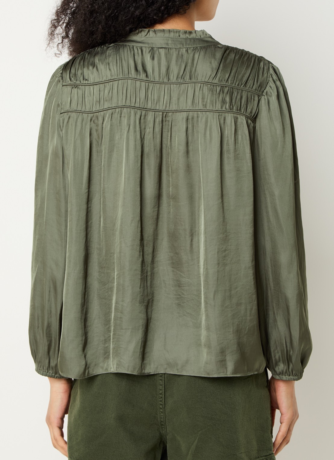 ba&sh Cessia blouse van satijn met ruches - achterkant 3 legergroen