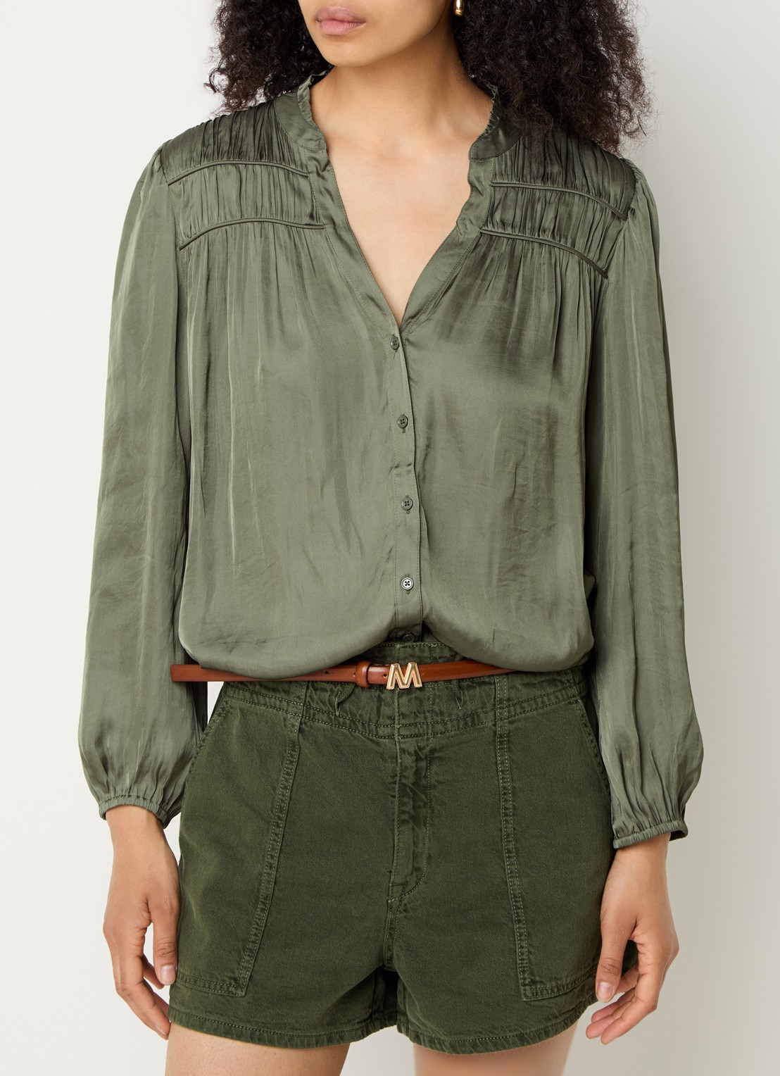 ba&sh Cessia blouse van satijn met ruches - detail 4 legergroen