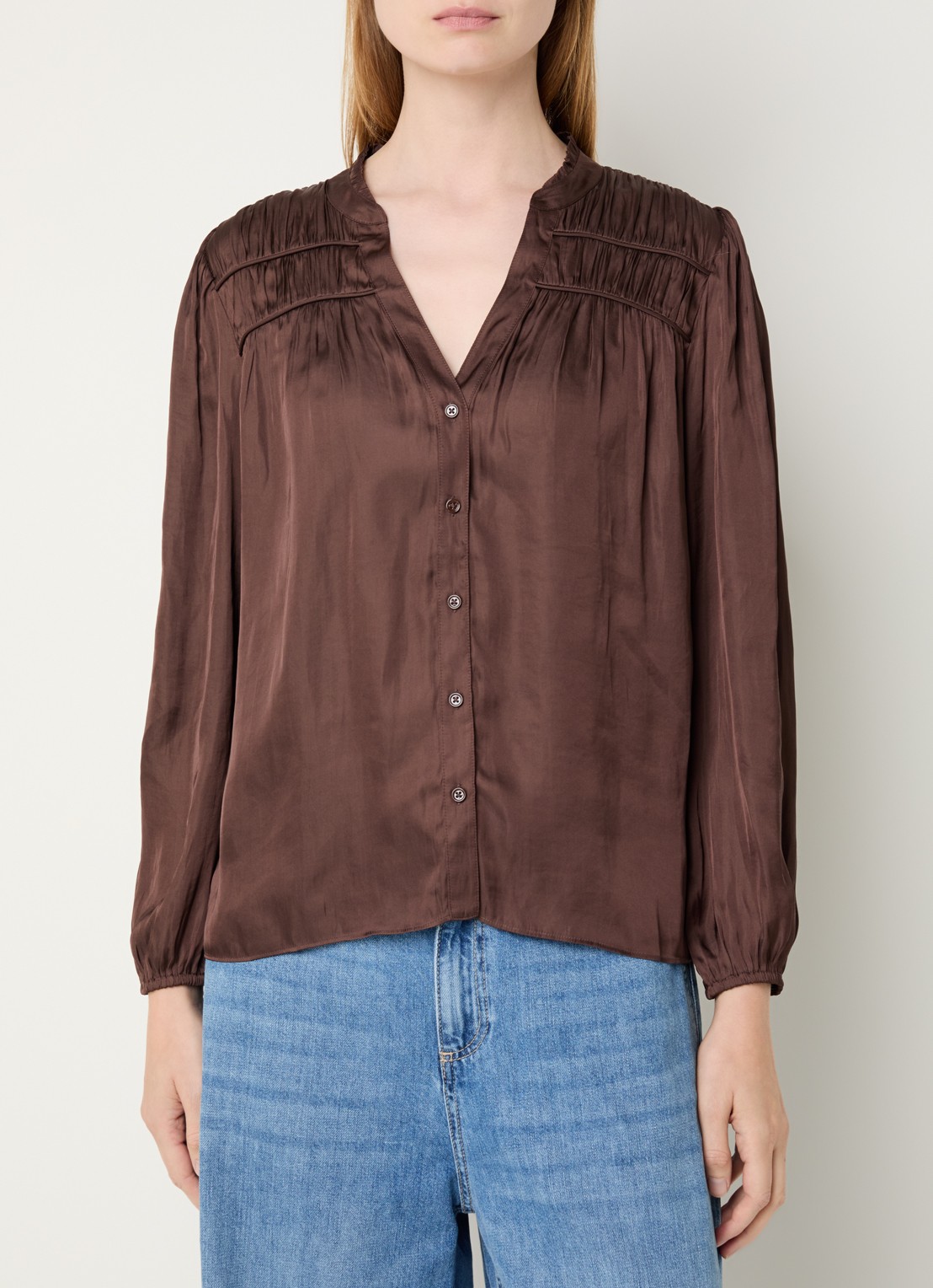 ba&sh Cessia blouse van satijn met ruches - detail 4 donkerbruin
