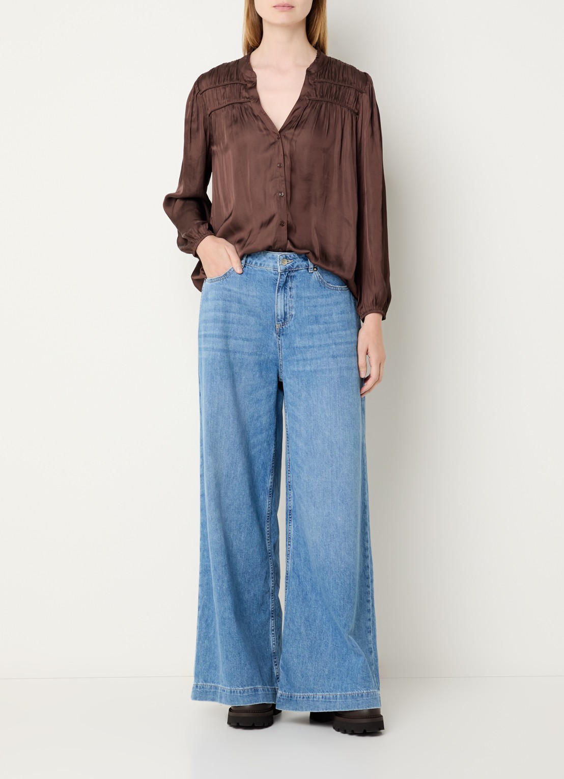 ba&sh Cessia blouse van satijn met ruches - voorkant 3 donkerbruin