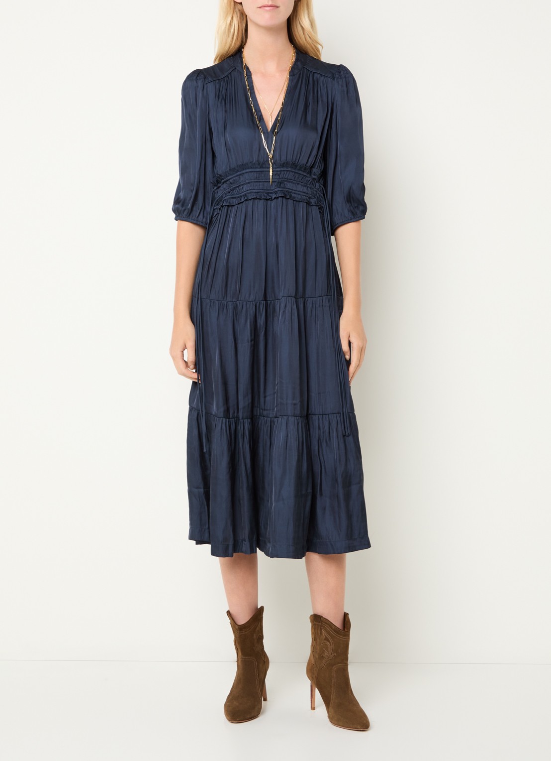 ba&sh Cleli midi tuniekjurk van satijn met volant - detail donkerblauw