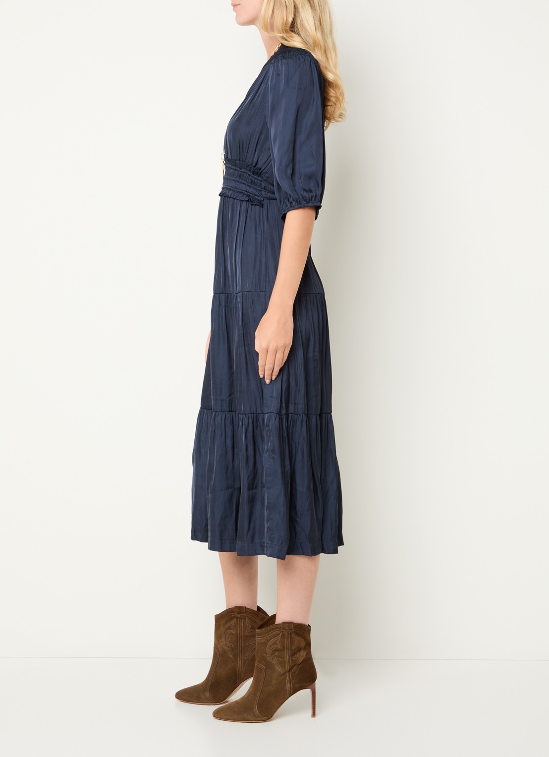 ba&sh Cleli midi tuniekjurk van satijn met volant - voorkant 4 donkerblauw
