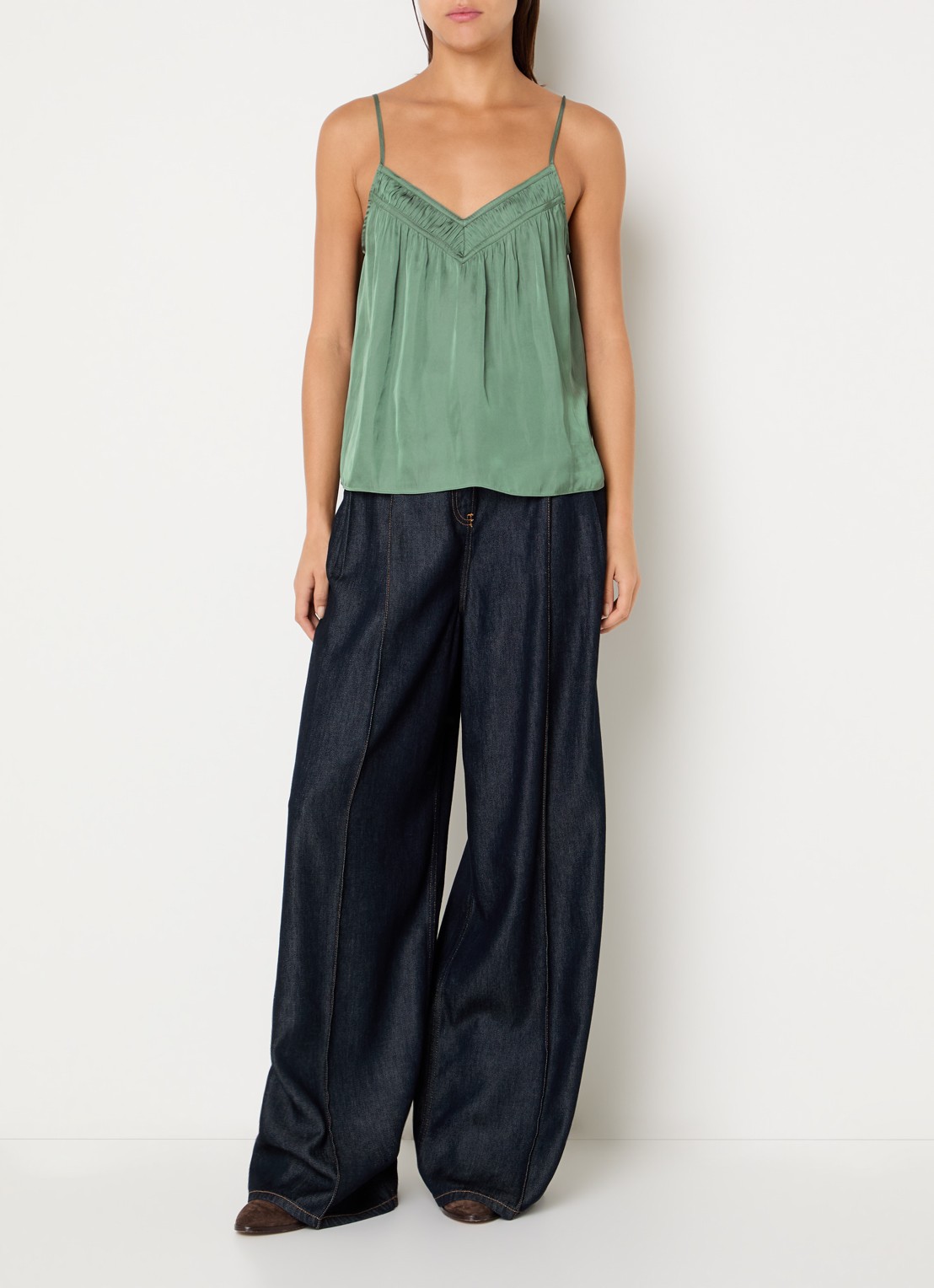 ba&sh Clovis top met spaghetti bandjes en glanzende finish  - voorkant 3 khaki
