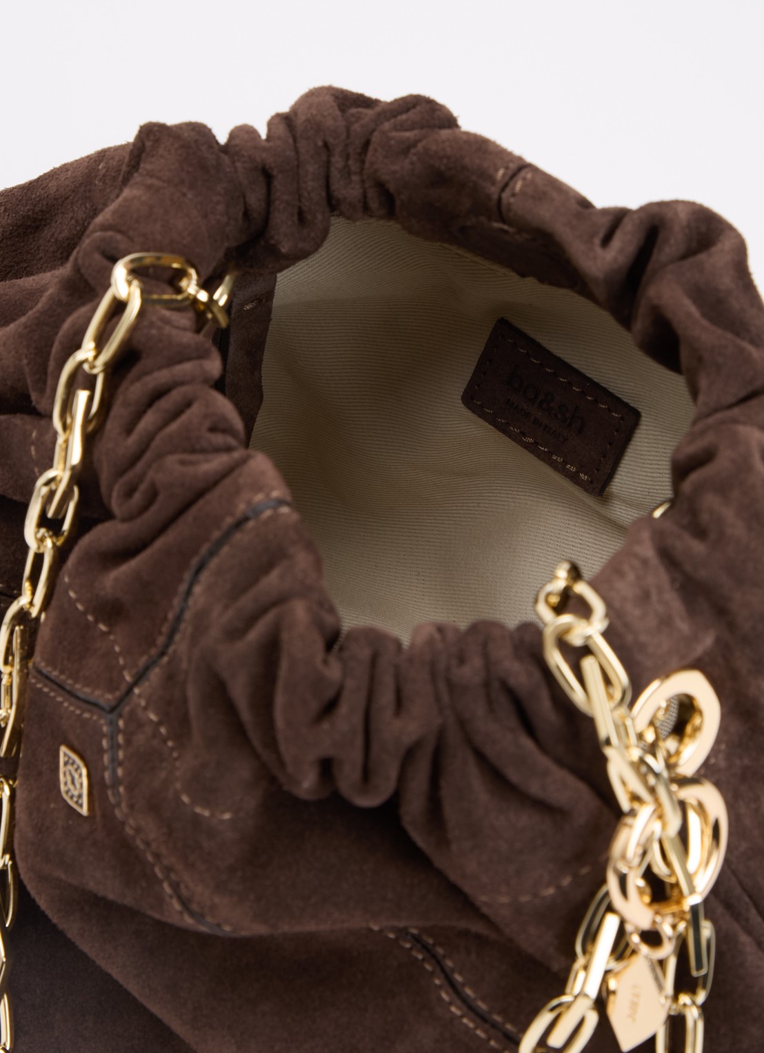 ba&sh Crossbodytas van suède - detail 2 donkerbruin