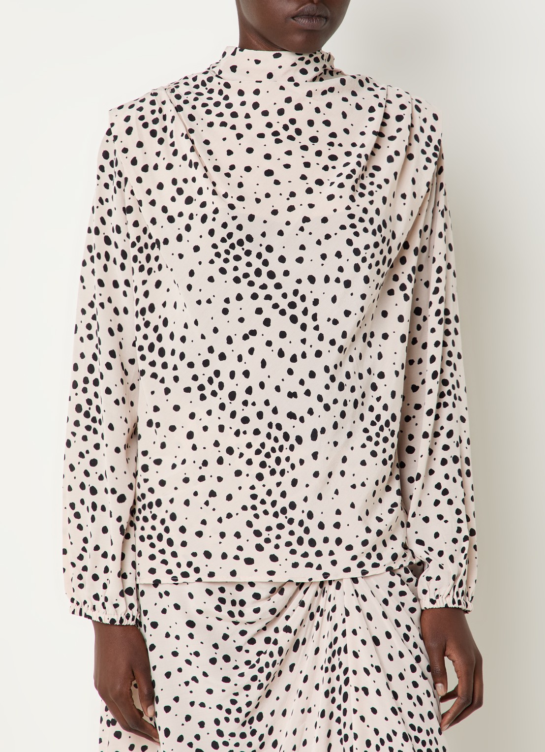 ba&sh Delphine top met stippenprint en asymmetrisch detail - detail gebroken wit