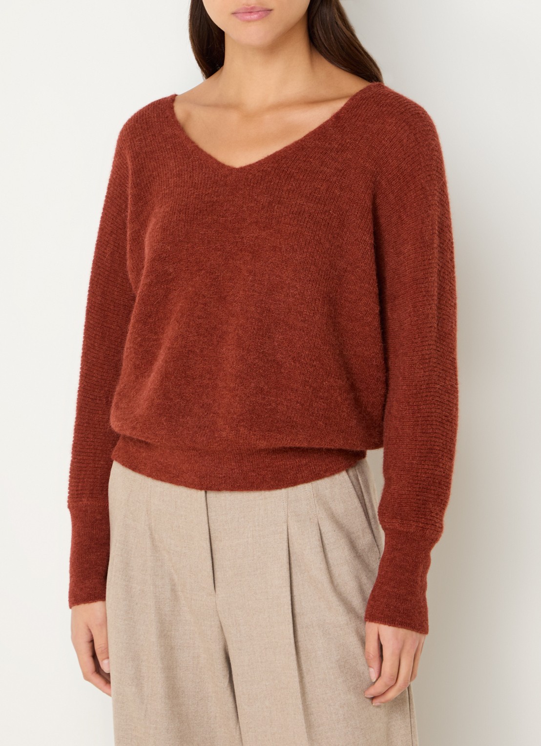 ba&sh Elsa grofgebreid vest in alpaca wolblend met V-hals - achterkant 2 steenrood