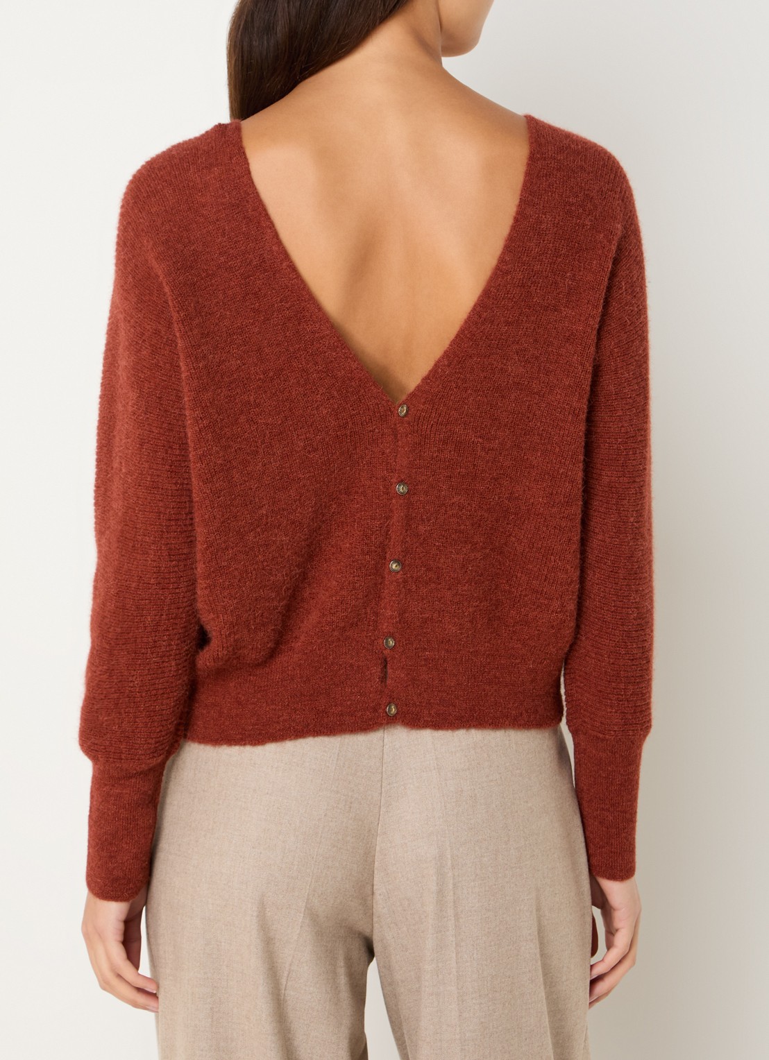 ba&sh Elsa grofgebreid vest in alpaca wolblend met V-hals - detail steenrood