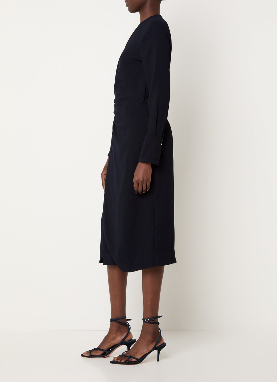 ba&sh Fiji midi jurk met split en V-hals - voorkant 2 donkerblauw