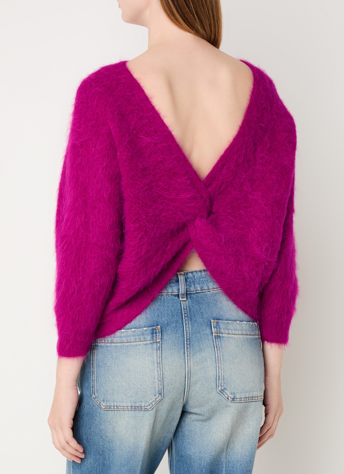 ba&sh Fill grofgebreide trui in alpaca wolblend met rugdecolleté - detail 2 fuchsia