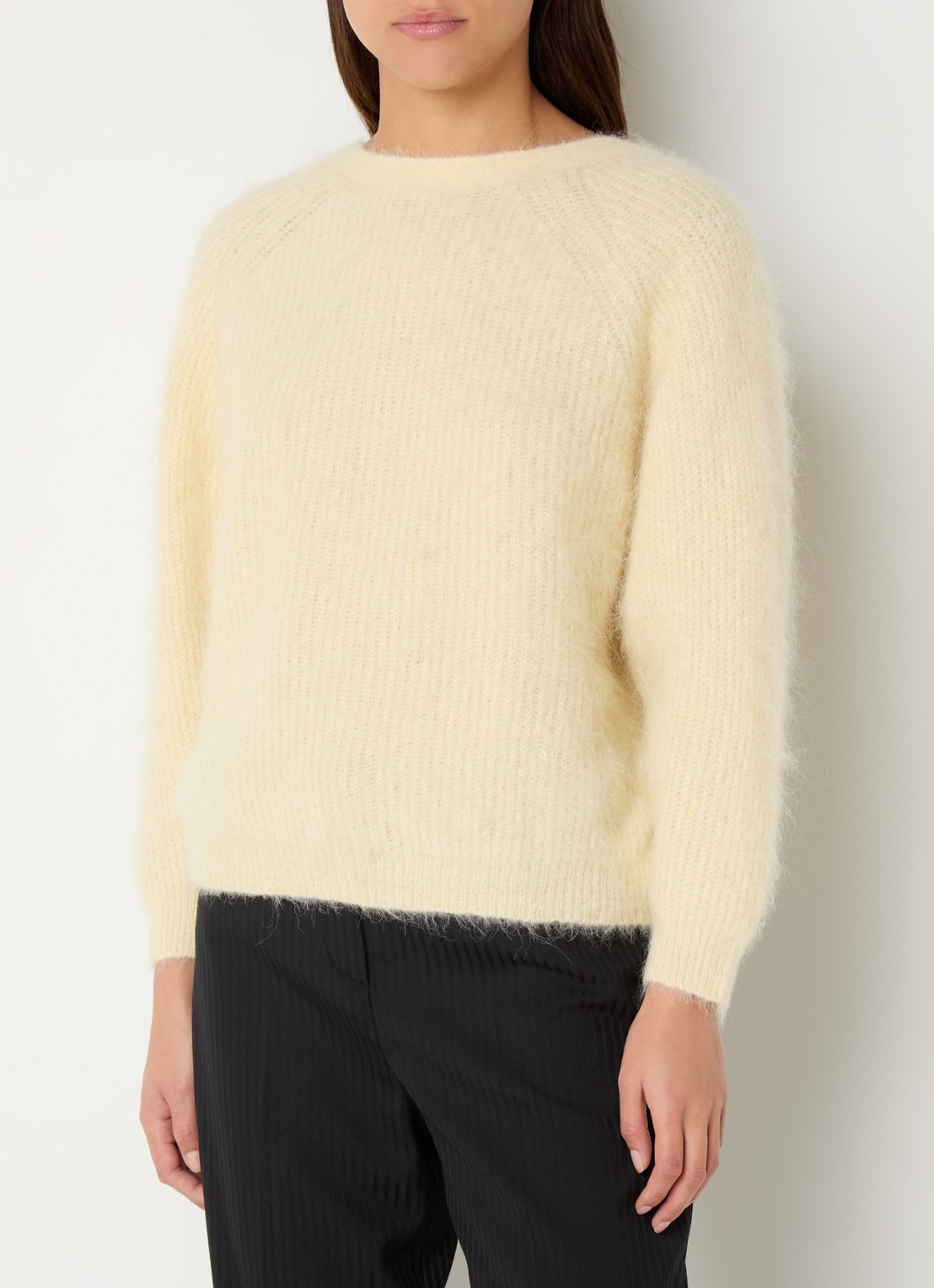 ba&sh Fill grofgebreide trui in alpaca wolblend met rugdecolleté - achterkant lichtgeel
