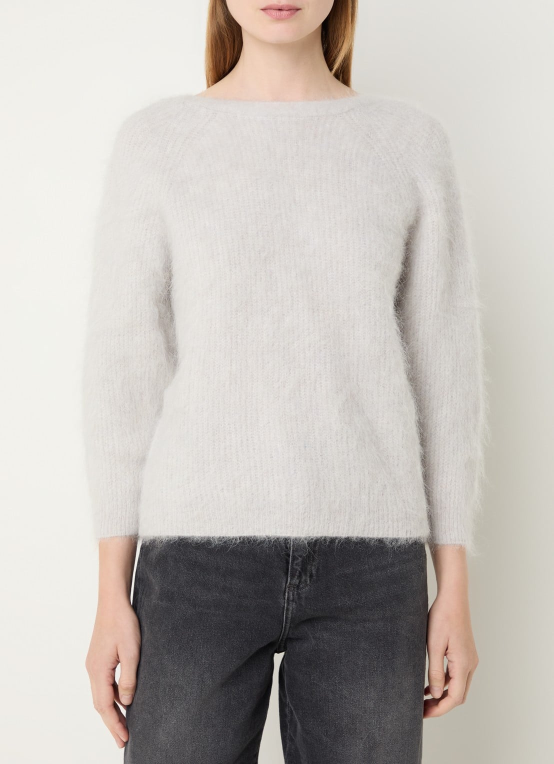 ba&sh Fill grofgebreide trui in alpaca wolblend met rugdecolleté - achterkant lichtgrijs