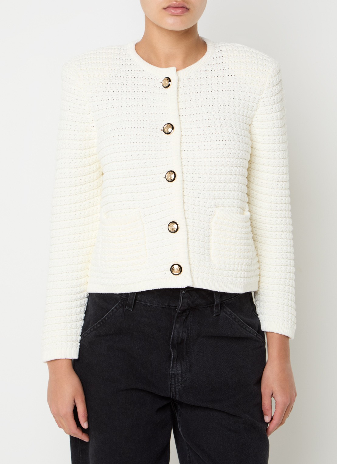 ba&sh Gaspard grofgebreid vest met opgestikte zakken en schoudervulling - detail gebroken wit