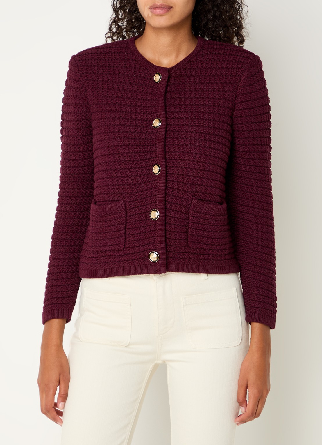 ba&sh Gaspard grofgebreid vest met opgestikte zakken - detail 2 cranberryrood