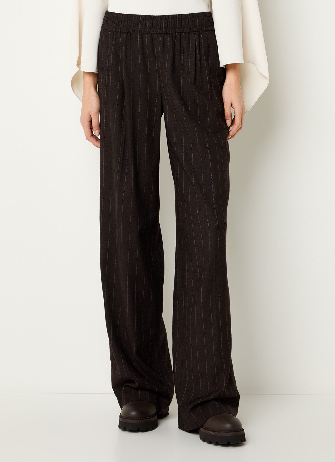 ba&sh Handrew mid waist straight fit broek in wolblend met krijtstreep - detail 4 donkerbruin