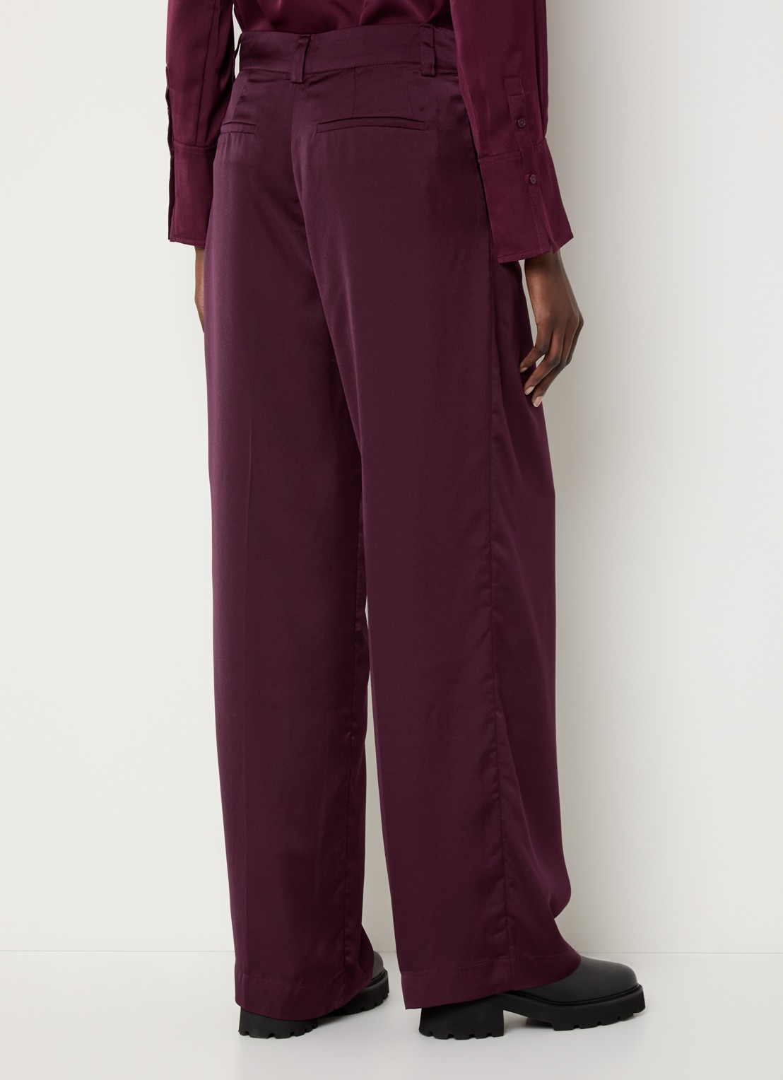 ba&sh High waist loose fit pantalon van satijn - achterkant bordeauxrood