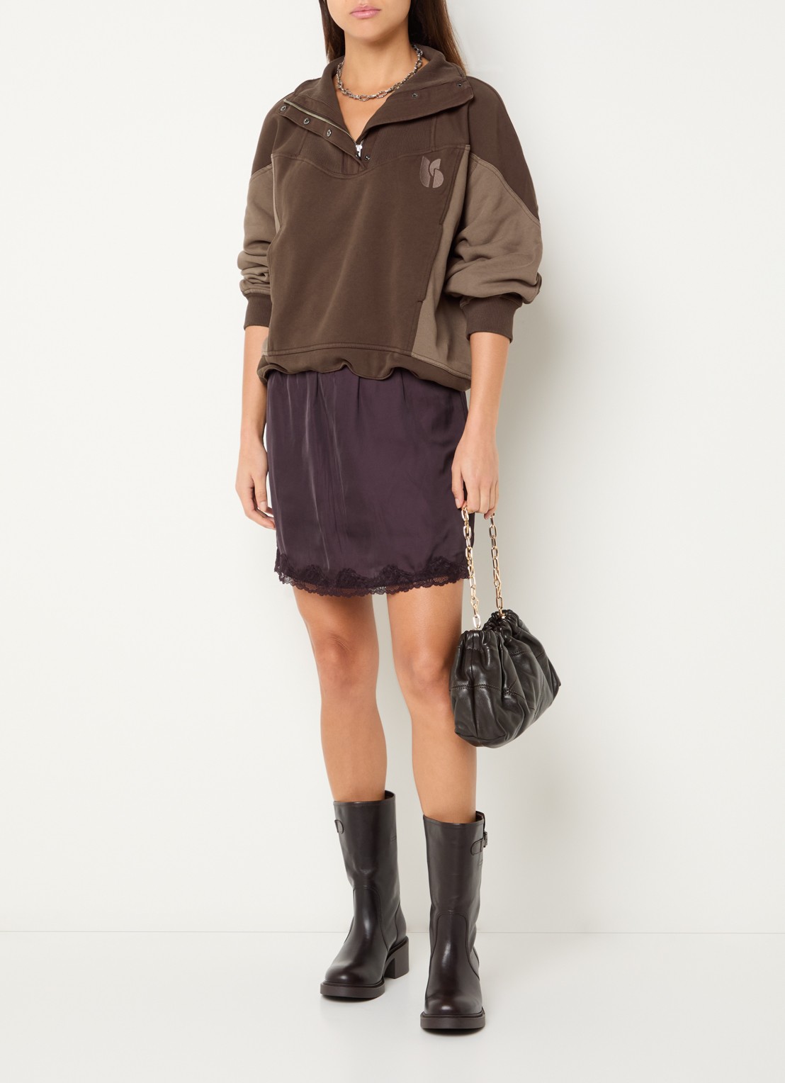 ba&sh Jessy sweater met steekzakken en logoborduring - voorkant 4 chocoladebruin