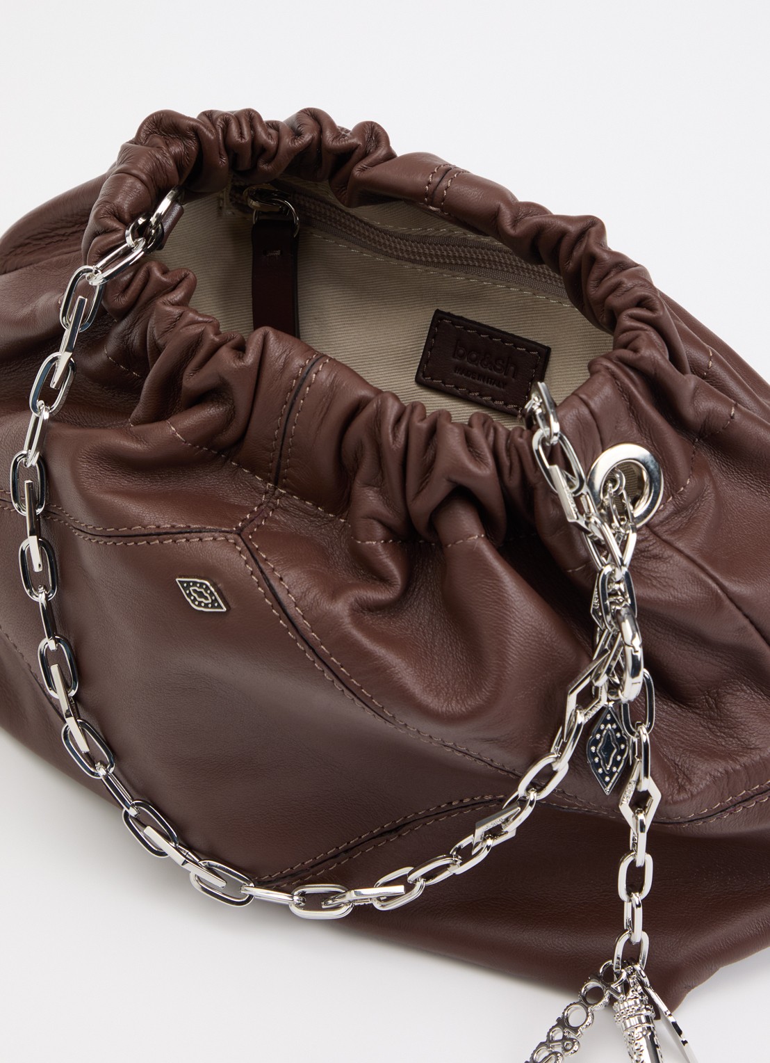 ba&sh June schoudertas van lamsleer met afneembare schouderriem - detail 2 chocoladebruin
