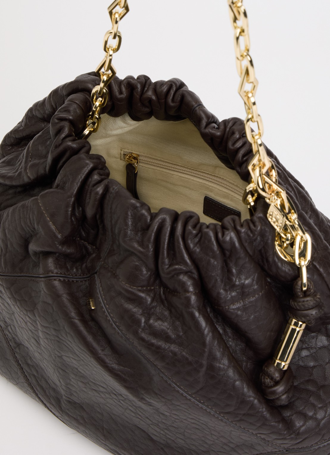 ba&sh June schoudertas van leer met kettingdetail - detail 3 donkerbruin