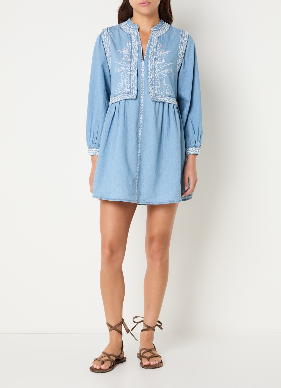 ba&sh Laena mini jurk van chambray met borduring - voorkant 2 blauwgrijs