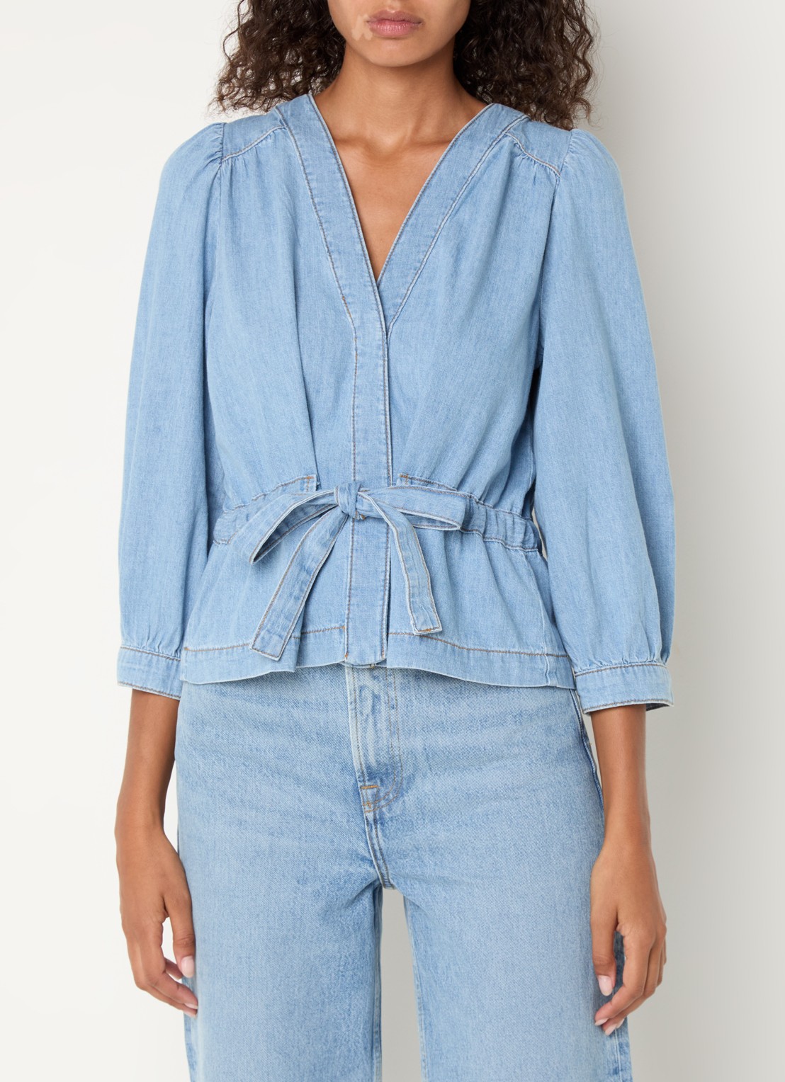 ba&sh Lavina tuniek van chambray met strikceintuur - detail lichtblauw