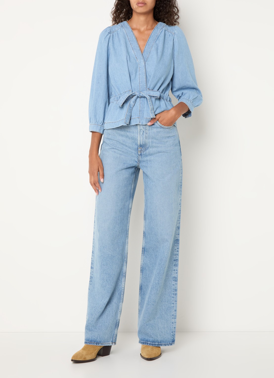 ba&sh Lavina tuniek van chambray met strikceintuur - voorkant 3 lichtblauw