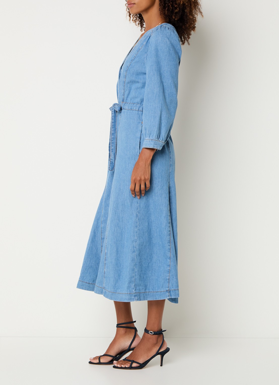 ba&sh Lia midi jurk van chambray met strikceintuur - voorkant 3 blauw