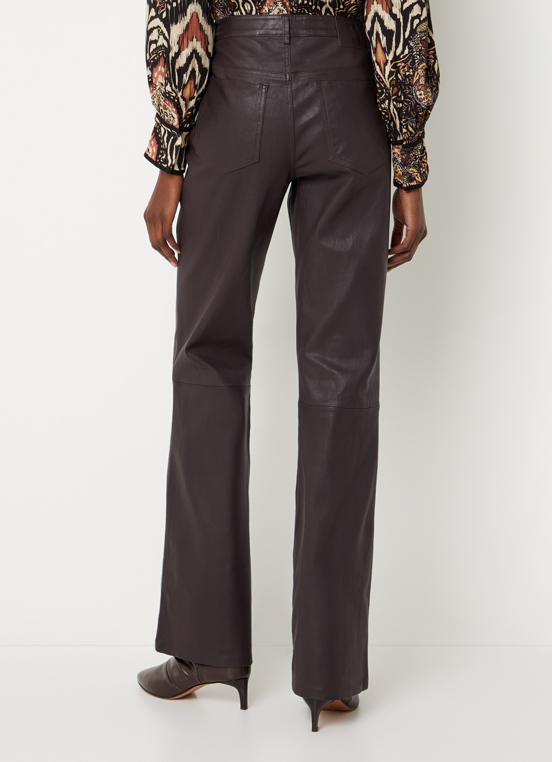 ba&sh Lior low waist flared fit broek van imitatieleer - achterkant 3 donkerbruin