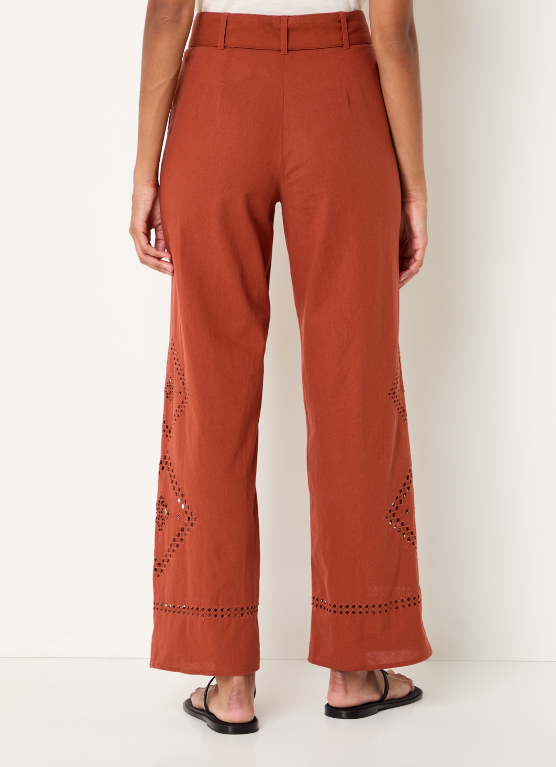 ba&sh Marlon high waist loose fit pantalon met opengewerkt detail - achterkant oranjebruin