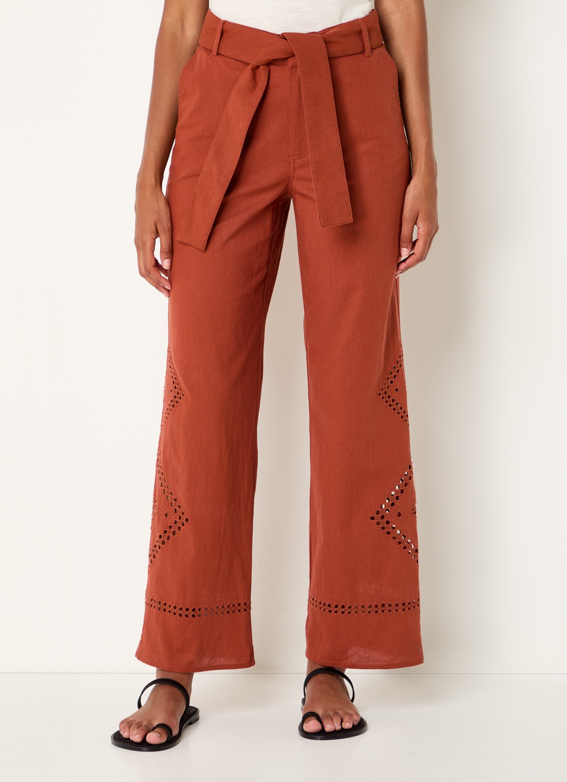 ba&sh Marlon high waist loose fit pantalon met opengewerkt detail - detail 4 oranjebruin
