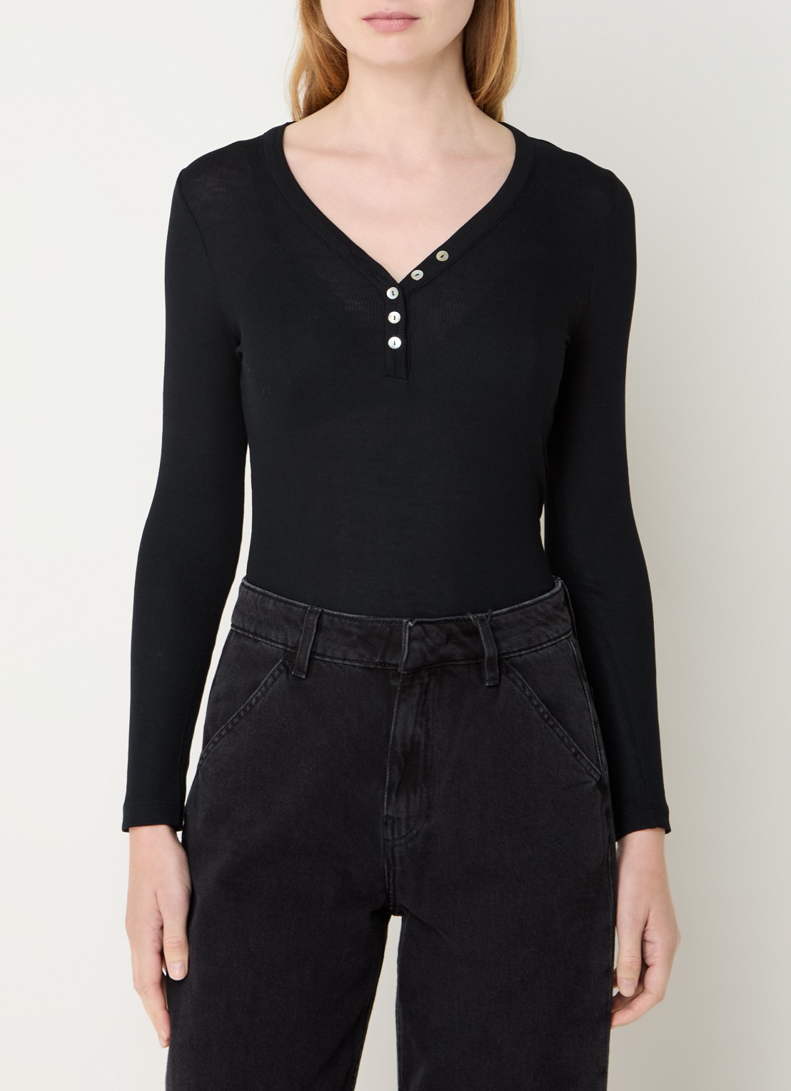 ba&sh Marty ribgebreide top met V-hals - detail 3 zwart