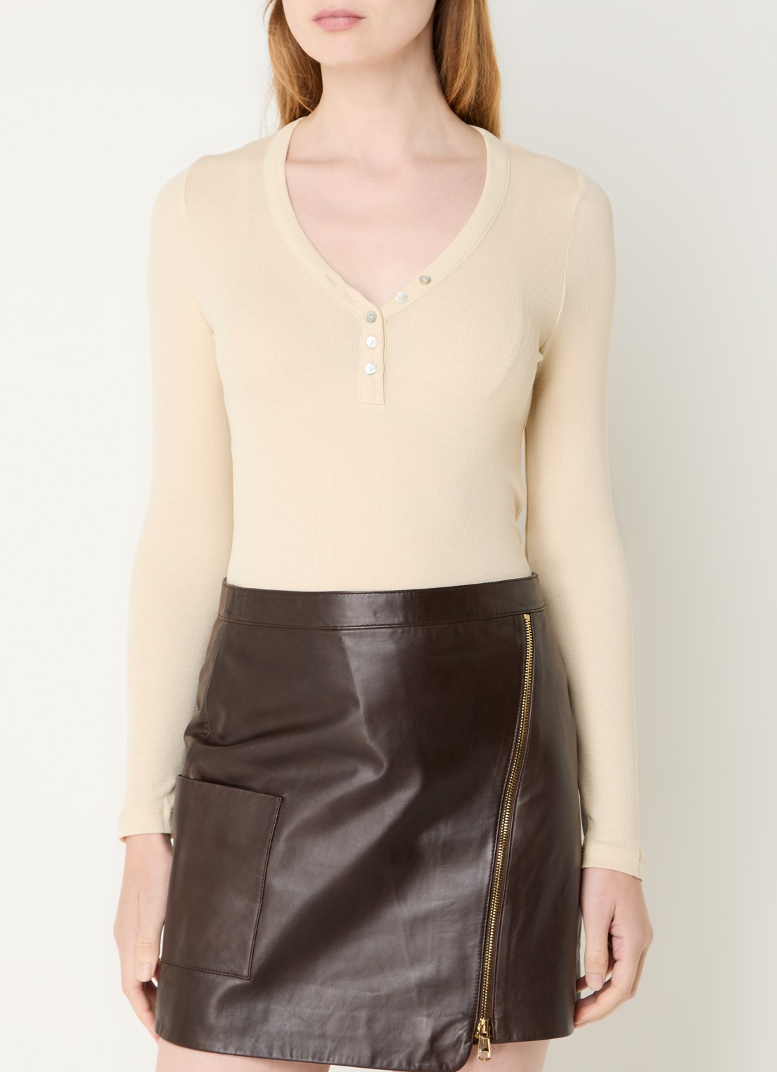 ba&sh Marty ribgebreide top met V-hals - detail 3 vanillegeel