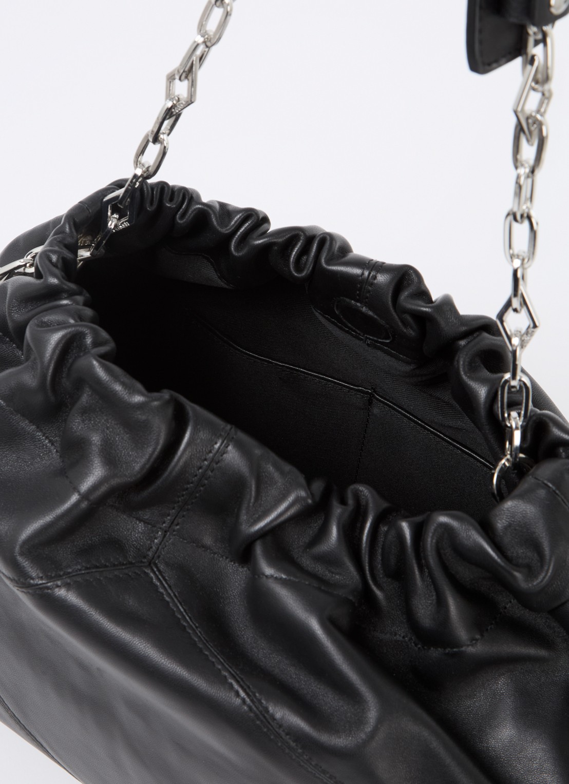 ba&sh Medium schoudertas van lamsleer - detail zwart