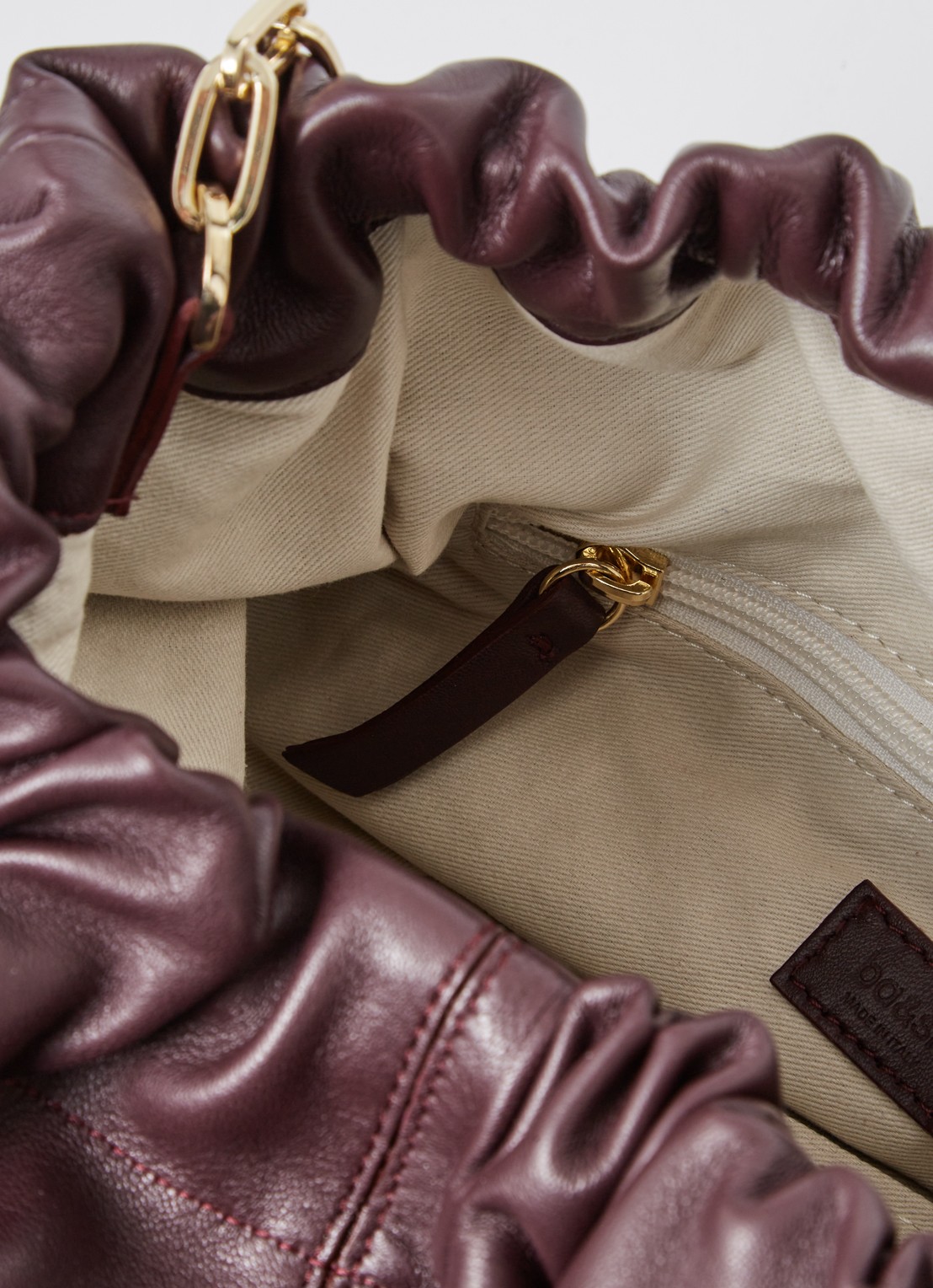 ba&sh Medium schoudertas van lamsleer - detail aubergine