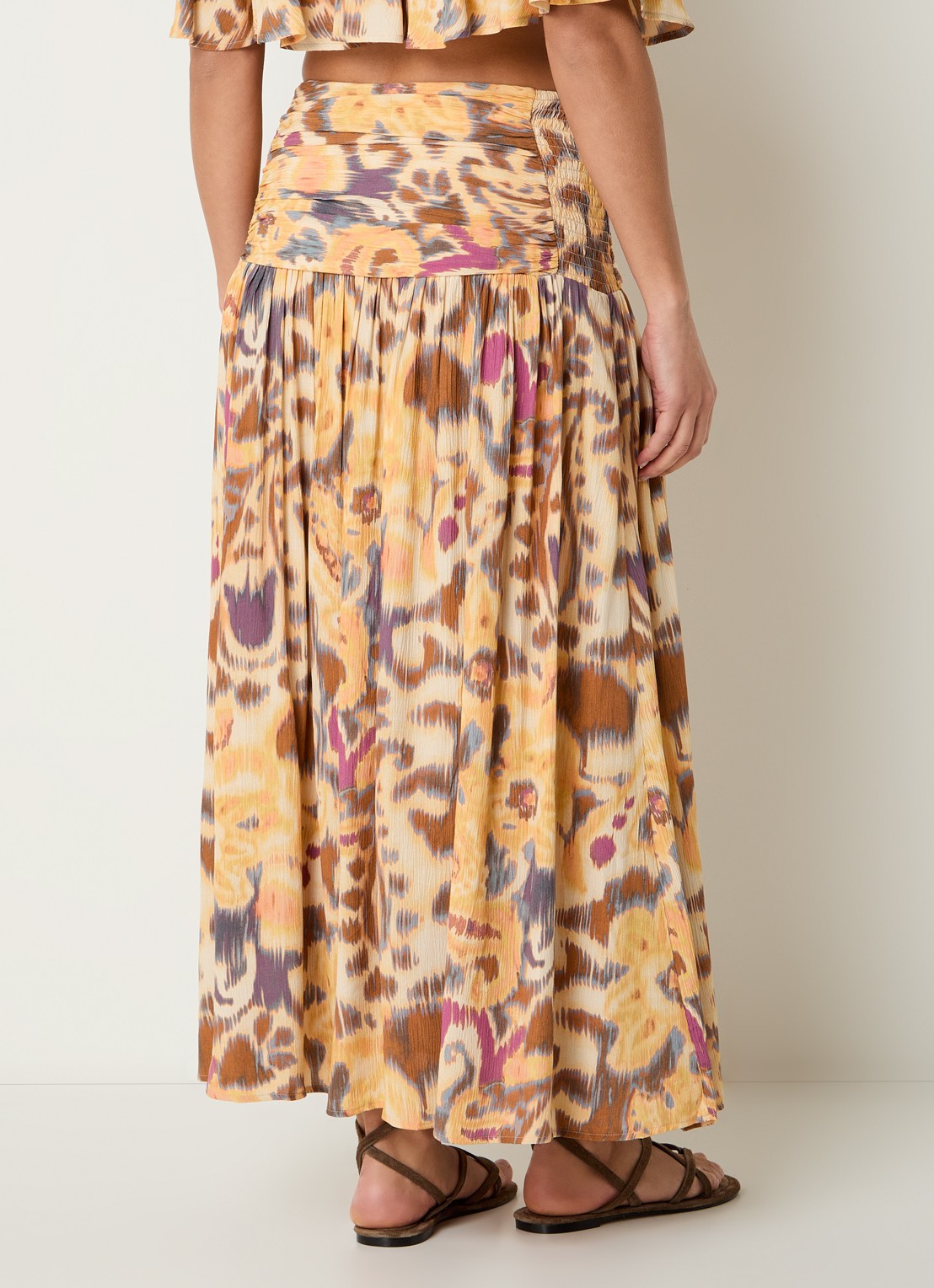 ba&sh Miacoma maxi rok met print en smockwerk  - achterkant okergeel