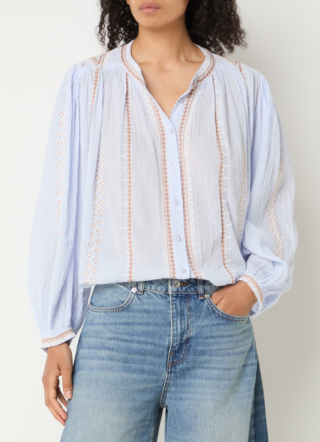 ba&sh Mona blouse met borduring - detail 3 lichtblauw