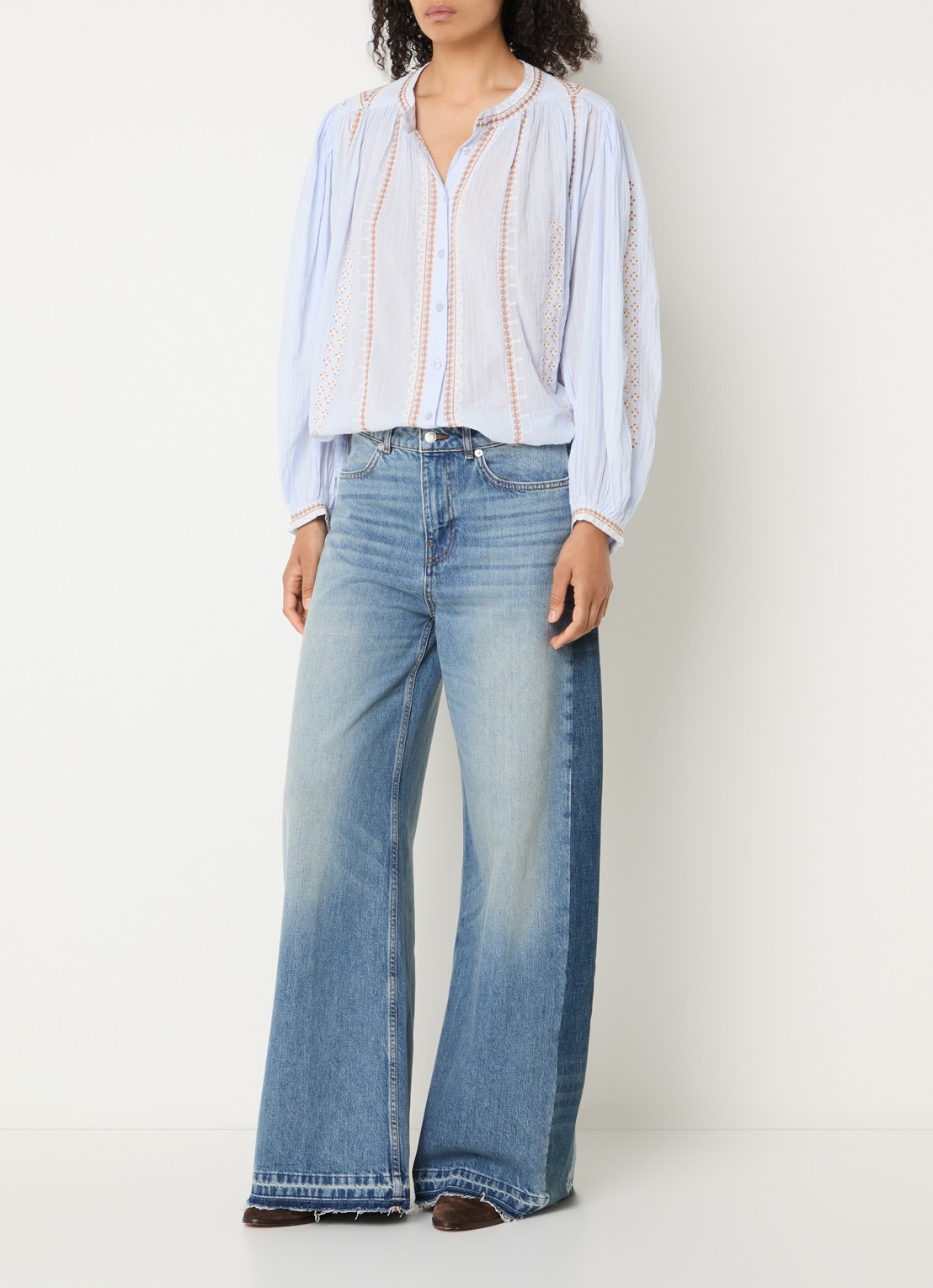 ba&sh Mona blouse met borduring - voorkant 2 lichtblauw