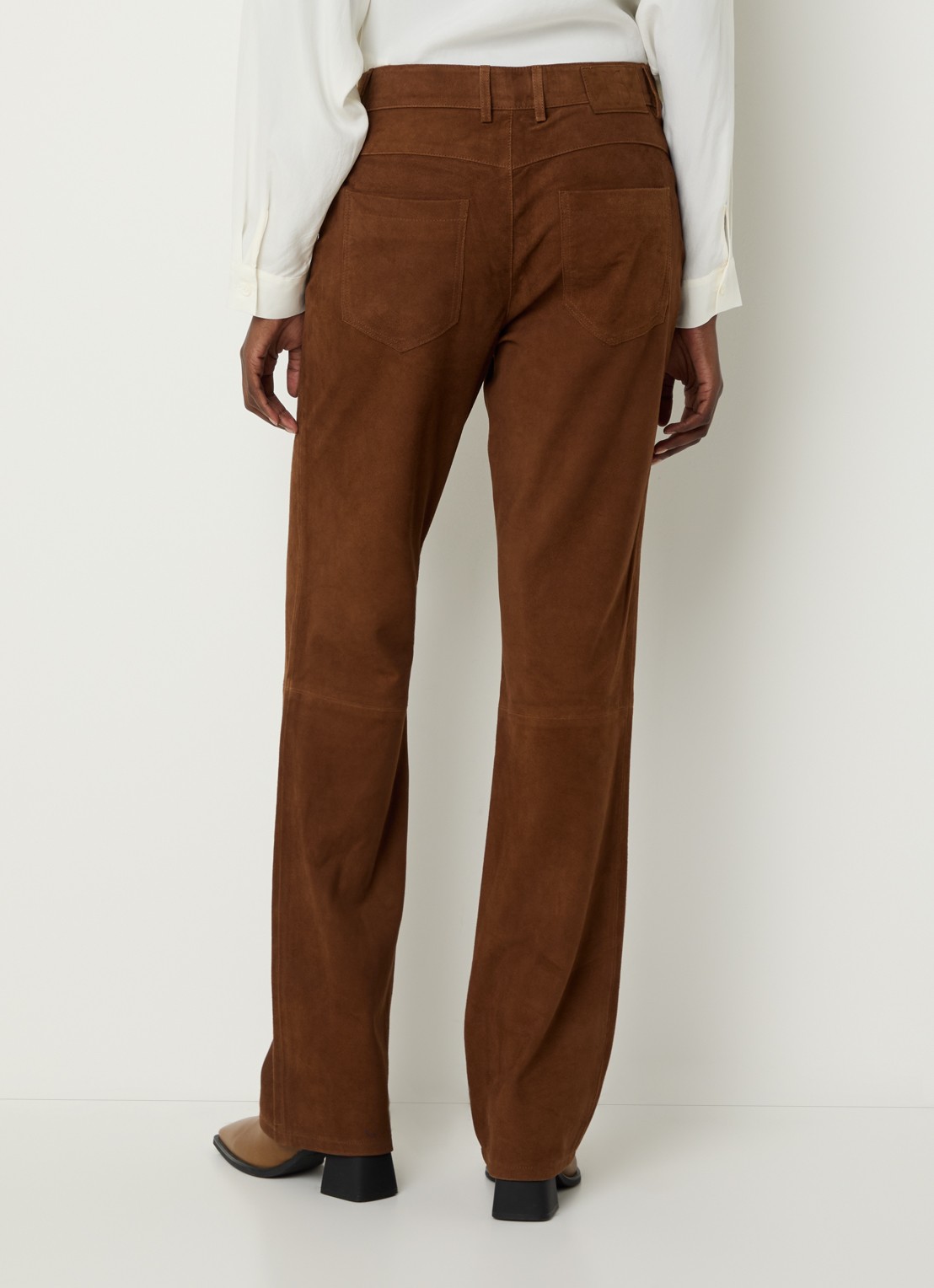 ba&sh Mossi high waist slim fit broek van geitensuède met steekzakken - achterkant cognac