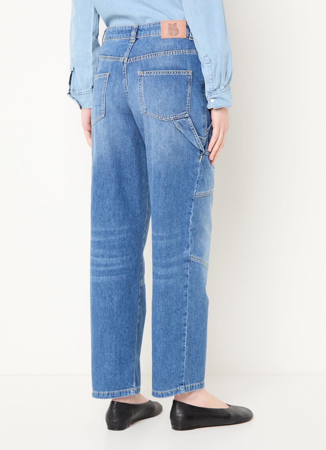 ba&sh Moyce mid waist straight leg jeans met medium wassing - achterkant indigo