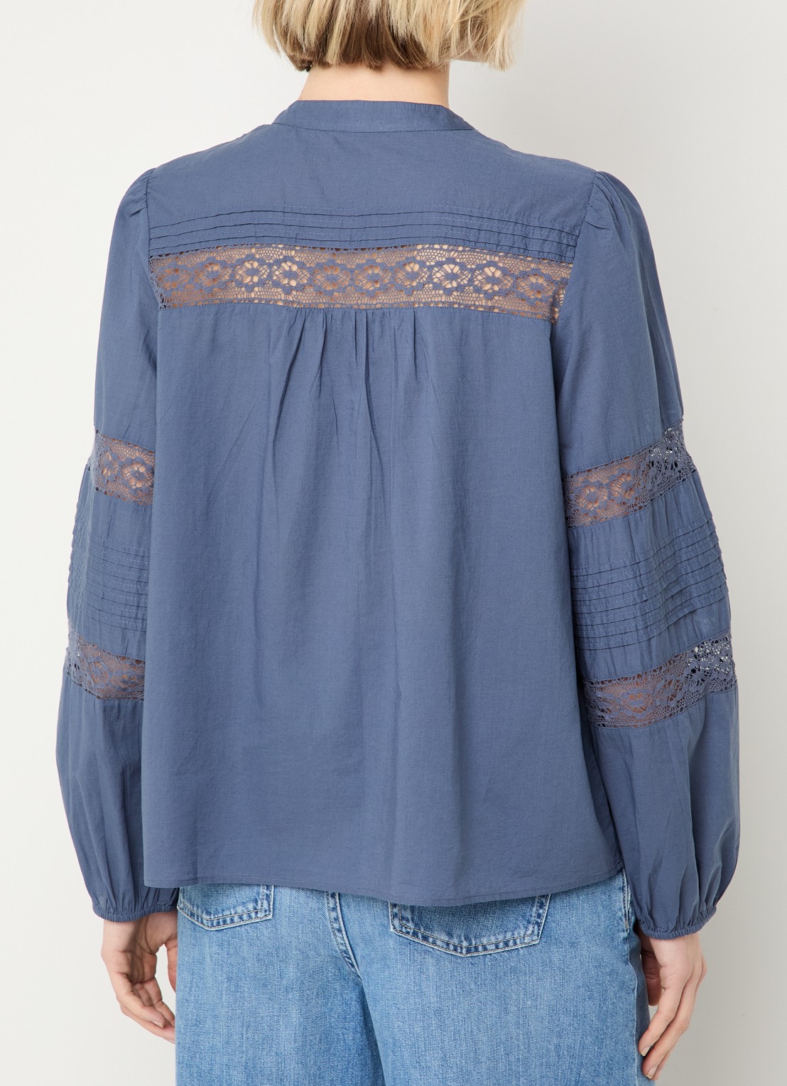 ba&sh Nami blouse met details van kant - achterkant staalblauw