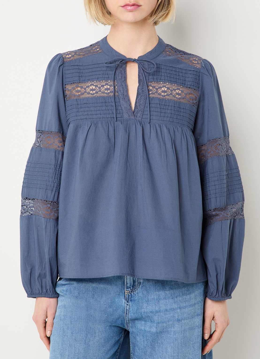 ba&sh Nami blouse met details van kant - detail 4 staalblauw