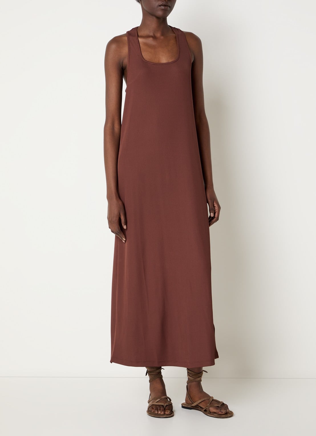 ba&sh Naora maxi jurk van jersey met ribstructuur - detail 3 chocoladebruin