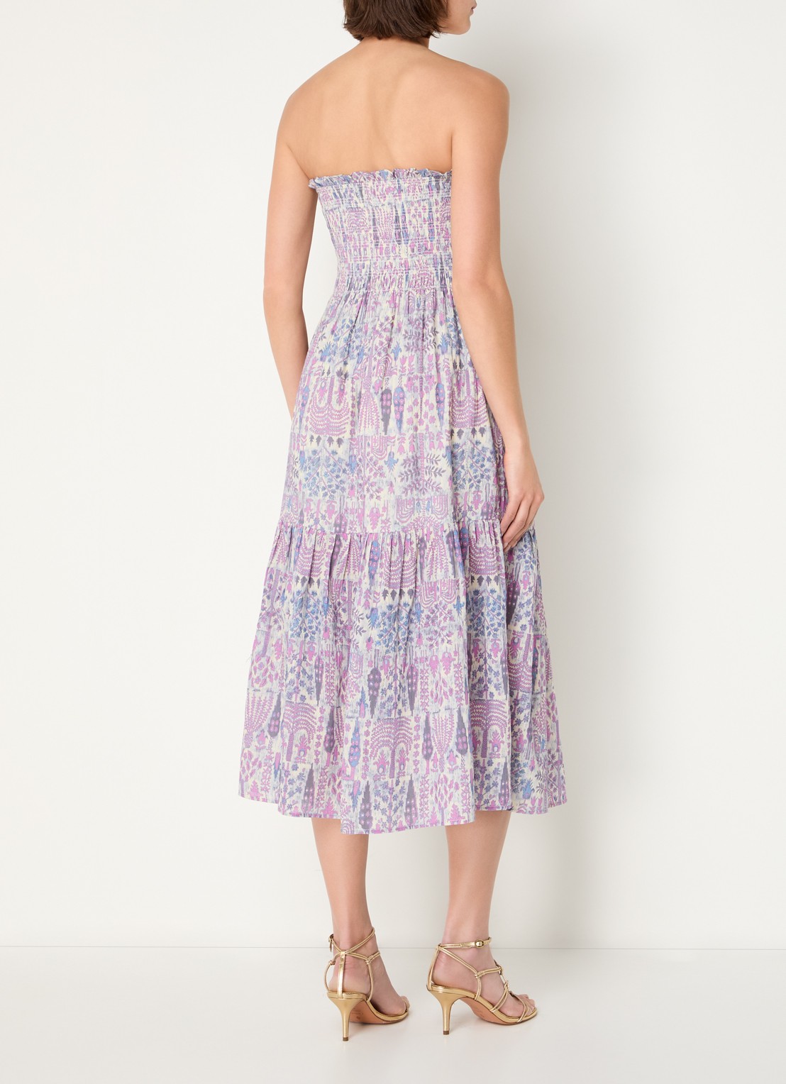 ba&sh Piala off shoulder midi jurk met bladprint en smockwerk - achterkant roze
