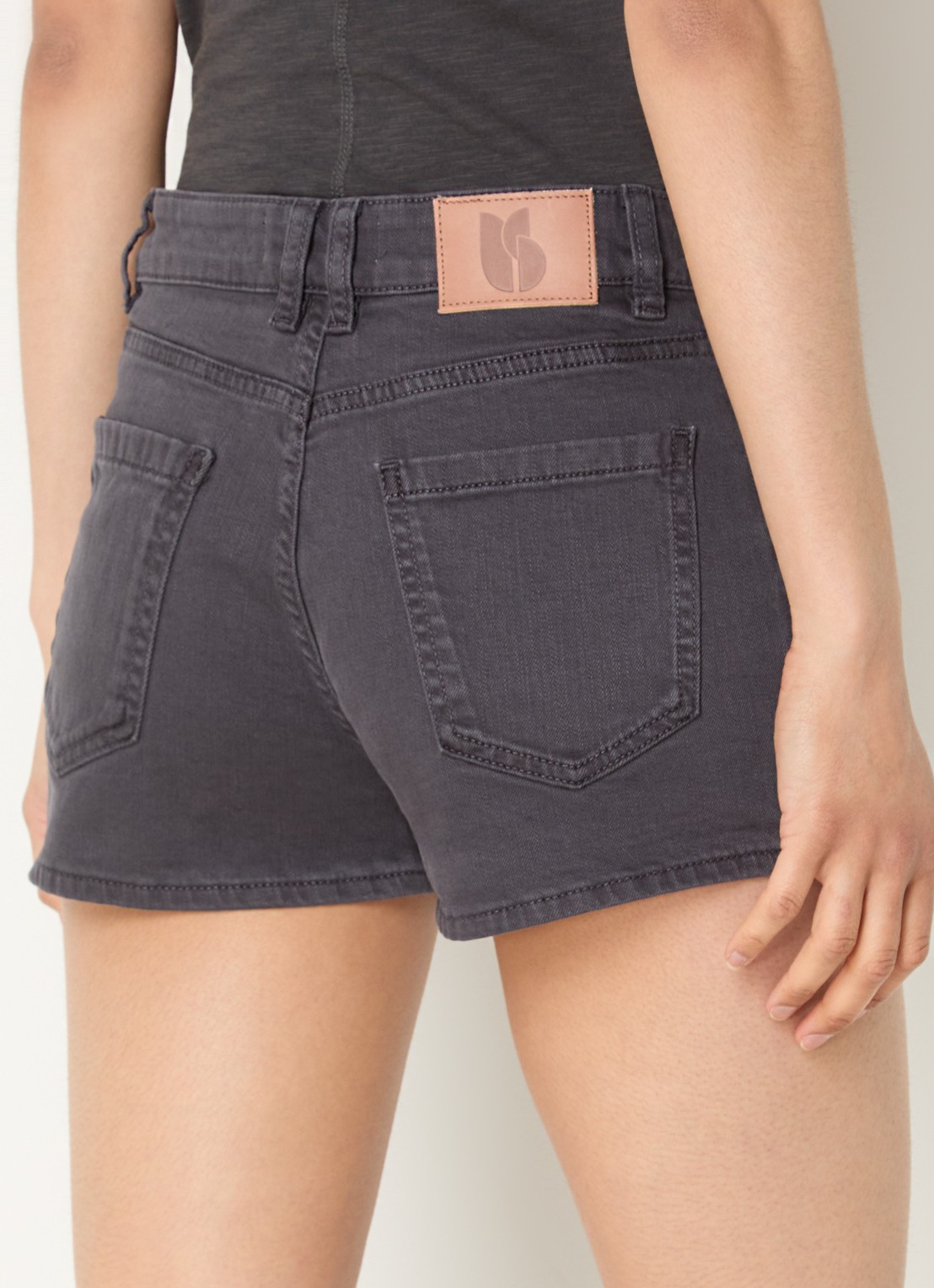 ba&sh Reno mid waist straight leg korte broek met koordsluiting  - achterkant 4 donkergrijs