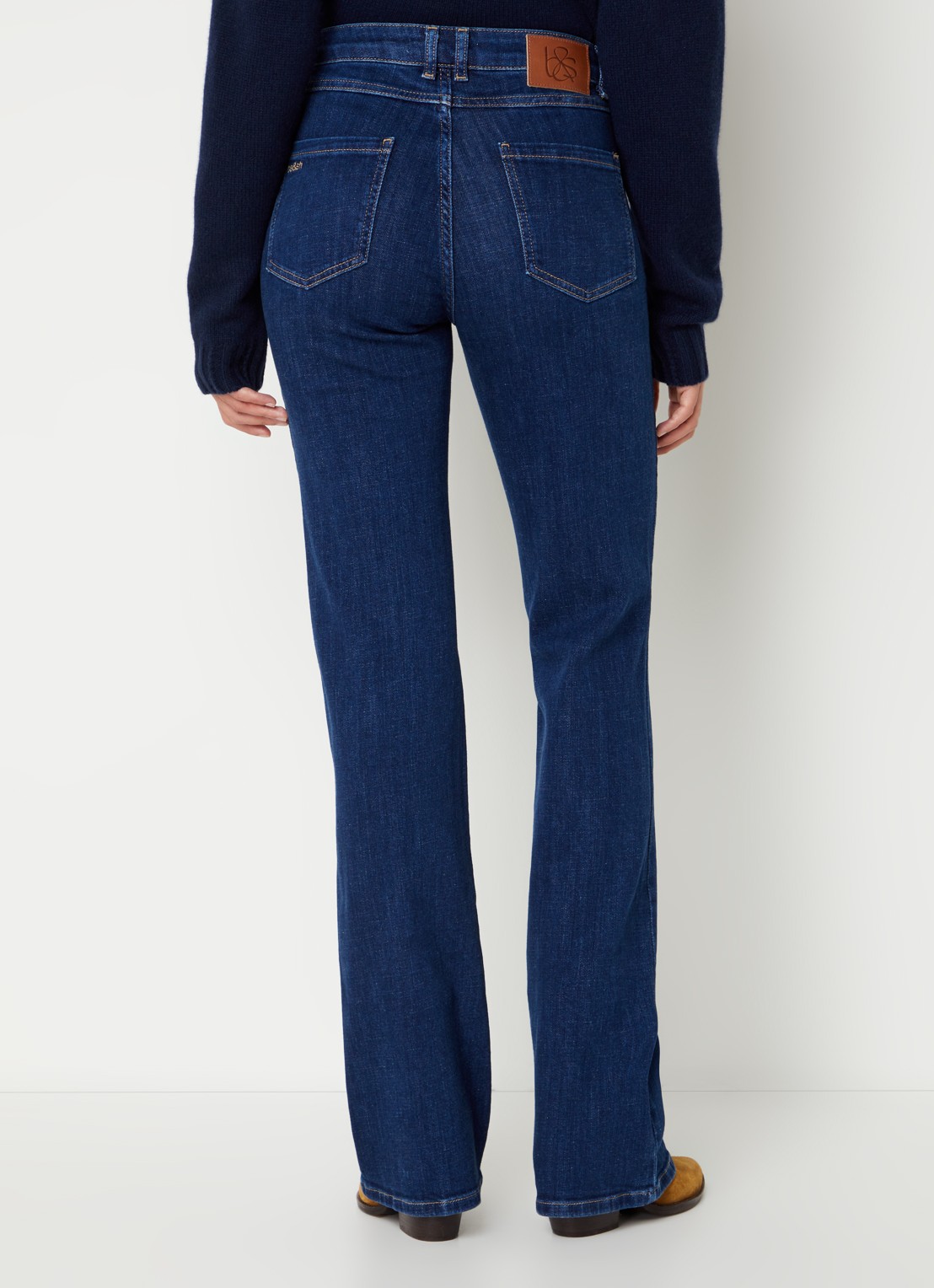 ba&sh Ross mid waist bootcut jeans met donkere wassing - achterkant 2 indigo