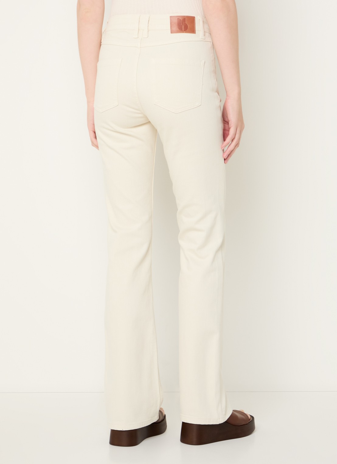 ba&sh Ross mid waist flared jeans met gekleurde wassing - achterkant 2 creme