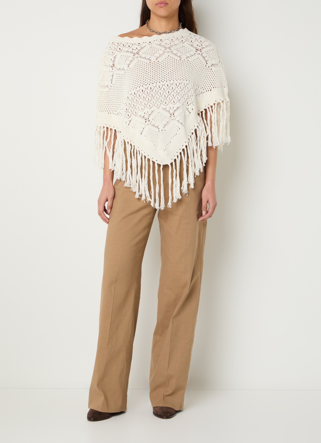 ba&sh Sandy grofgebreide poncho met broderie - voorkant 2 gebroken wit